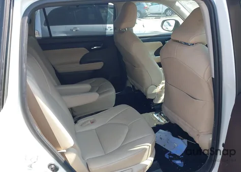 2021 Toyota Highlander Xle z USA, uszkodzony, nr VIN 5TDHZRBH1MS538161